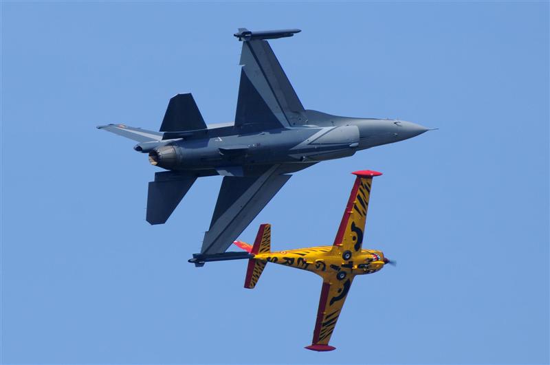 Demo F-16 and Tiger SF-260.jpg - Demo F-16 and Tiger SF-260